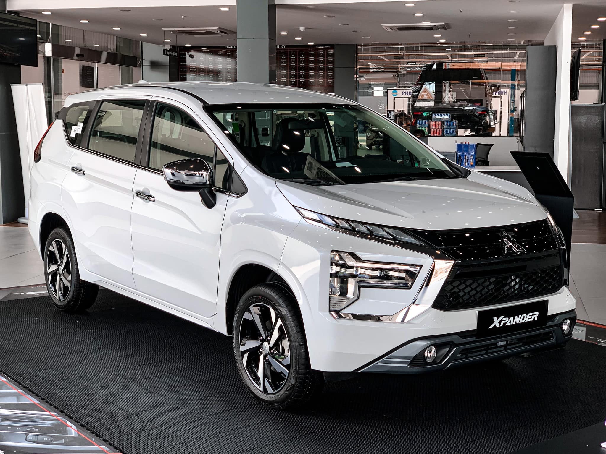 Mitsubishi Xpander Premium màu trắng, với giá lăn bánh thu hút khách hàng