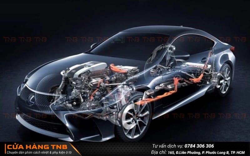 Mô hình động cơ xe hybrid kết hợp động cơ xăng và điện, minh họa cho công nghệ xe lai khi phân vân nên mua xe xăng hay xe điện