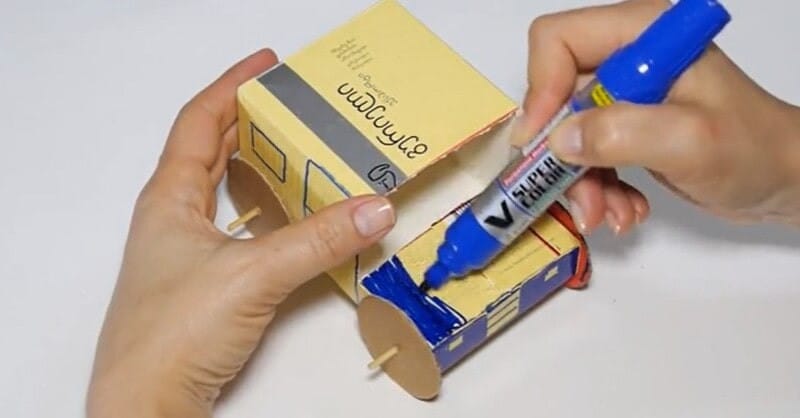 Mô hình xe tải đồ chơi hoàn chỉnh được trang trí từ thùng carton tái chế