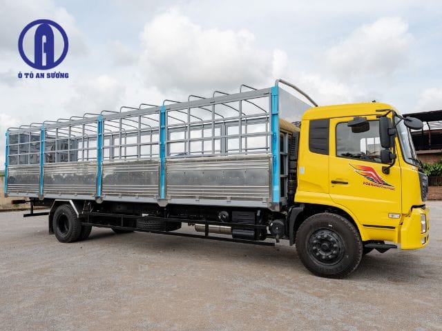 Mô hình xe tải DongFeng màu đỏ, nổi bật với thiết kế vững chắc