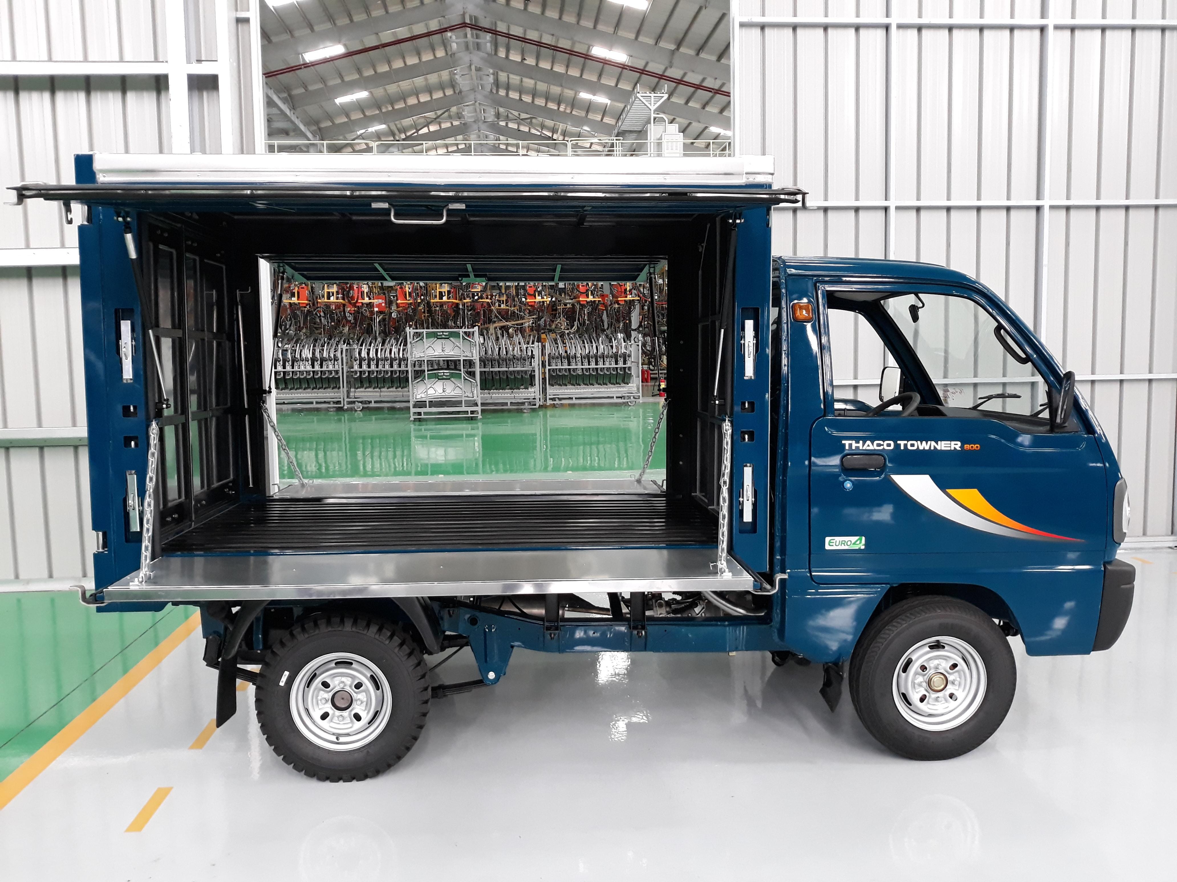 Mô hình xe tải Thaco Towner 800 với thùng cánh dơi mở rộng tiện lợi