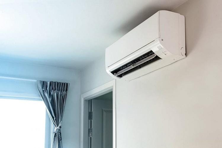 Mô tả hình ảnh phòng điều hòa với nhiệt độ thoải mái nhưng không quá lạnh, nhấn mạnh hạn chế của chế độ Eco khi thời tiết quá nóng