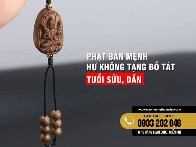 Móc khóa trầm hương tượng Phật Hư Không Tạng Bồ Tát bản mệnh nữ Ất Sửu 1985