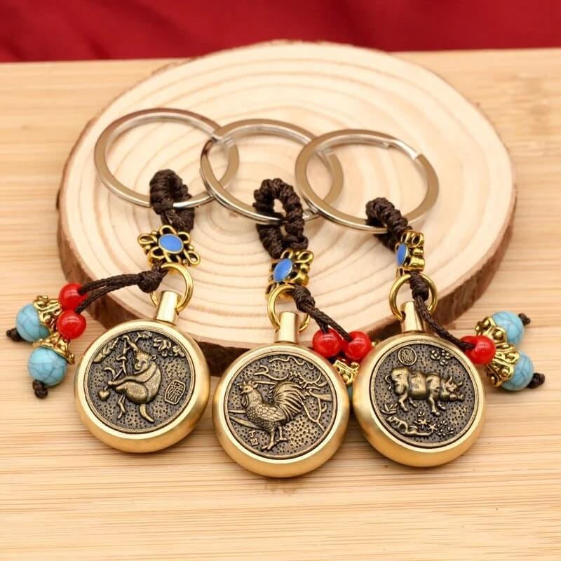 Móc khóa xe ô tô phong thủy hình đồng xu 12 con giáp mạ vàng