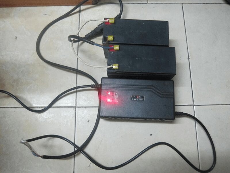 Một bộ sạc xe điện đang được kết nối đúng cách để nạp năng lượng cho pin, đảm bảo an toàn và hiệu quả.