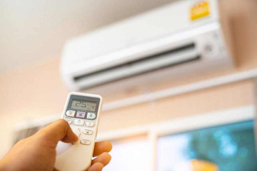 Một căn phòng sáng sủa với máy lạnh đang hoạt động, biểu thị sự lựa chọn đúng đắn khi sử dụng chế độ Eco