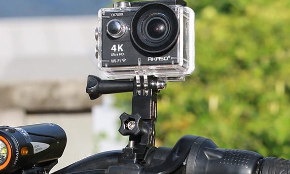 Một chiếc camera hành trình được gắn trên xe máy, với góc nhìn rộng bao quát khung cảnh phía trước