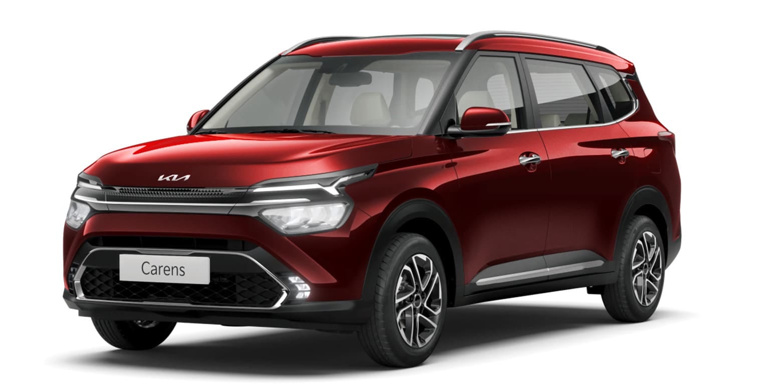 Một chiếc KIA Carens 7 chỗ màu trắng đỗ trong showroom, nổi bật với thiết kế hiện đại và mức giá phải chăng, minh họa cho dòng xe KIA 7 chỗ tầm trung.