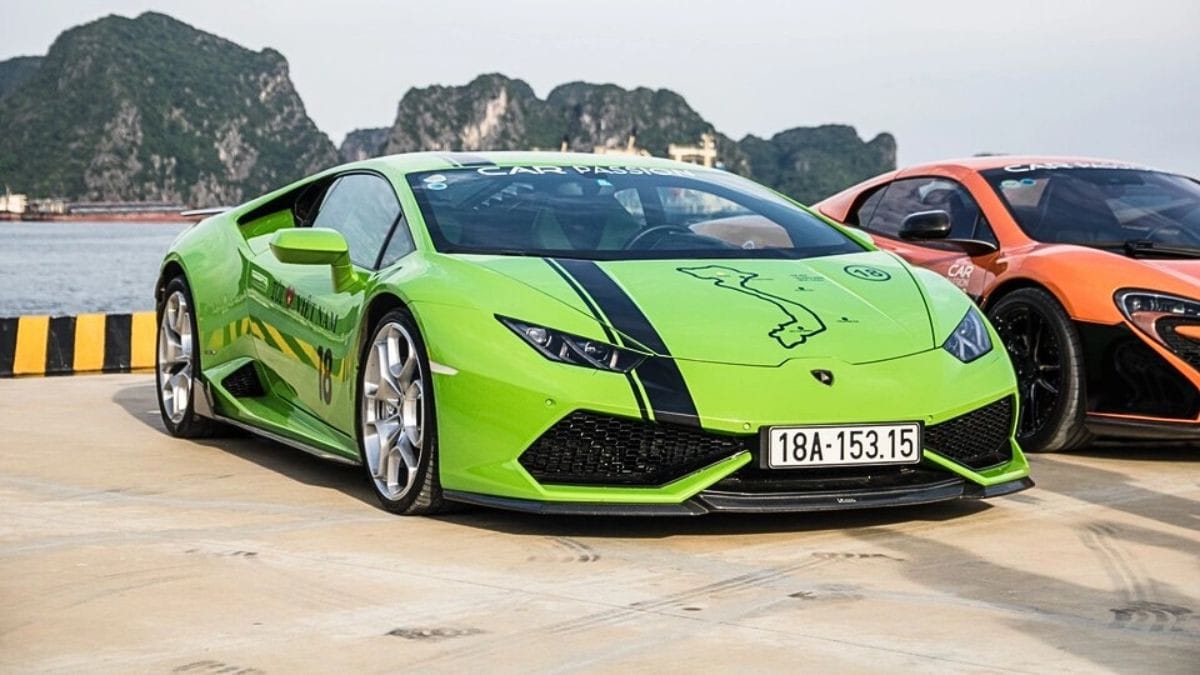 Một chiếc ô tô với biển số 18 rõ nét, đại diện cho tỉnh Nam Định