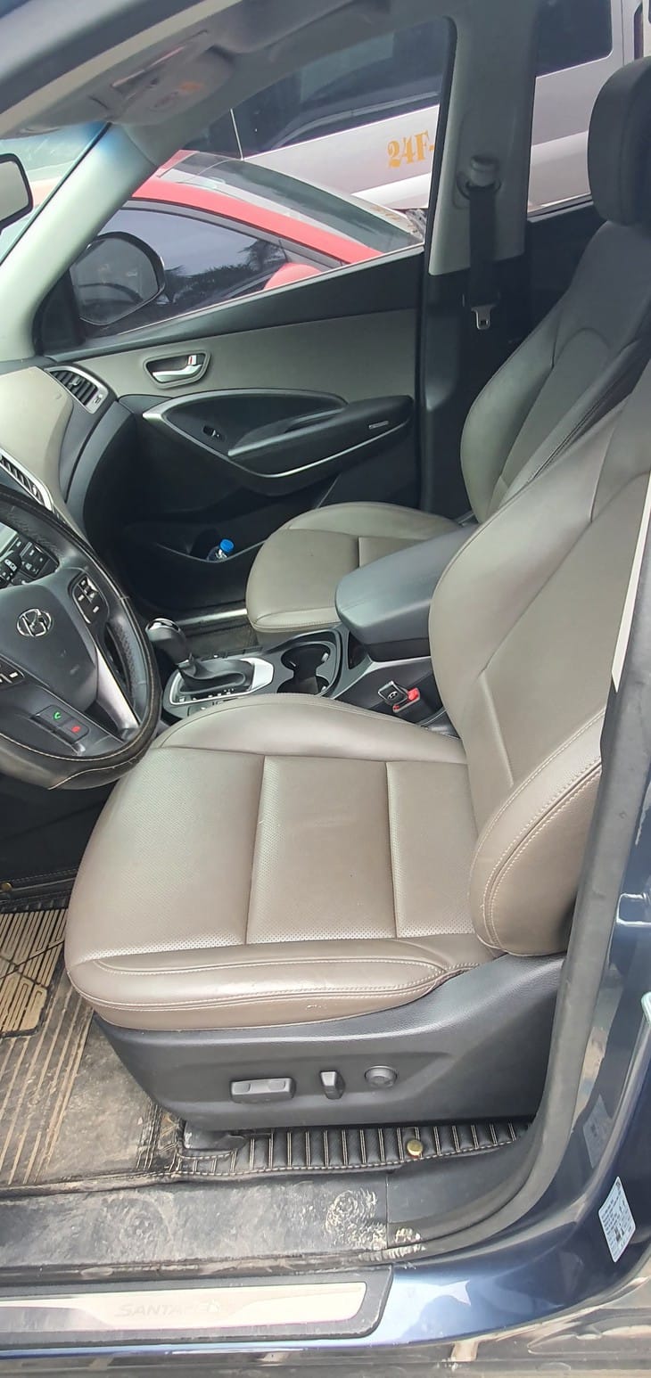 Một chiếc sedan màu trắng được ngân hàng thanh lý, đang chờ đợi chủ nhân mới qua phiên đấu giá xe