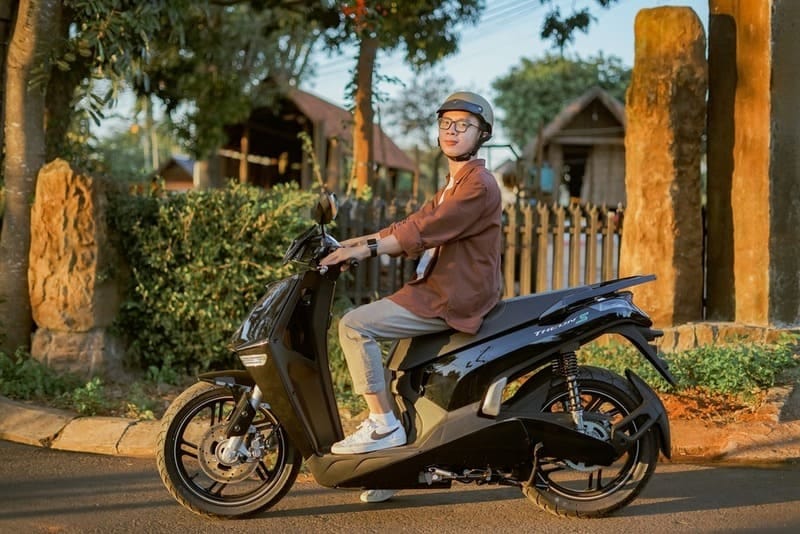 Một chiếc xe bán tải mạnh mẽ màu đen bóng bẩy đang di chuyển trên đường