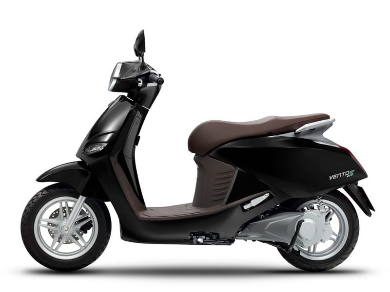 Một chiếc xe bán tải màu đen sang trọng và bền bỉ trên mọi địa hình
