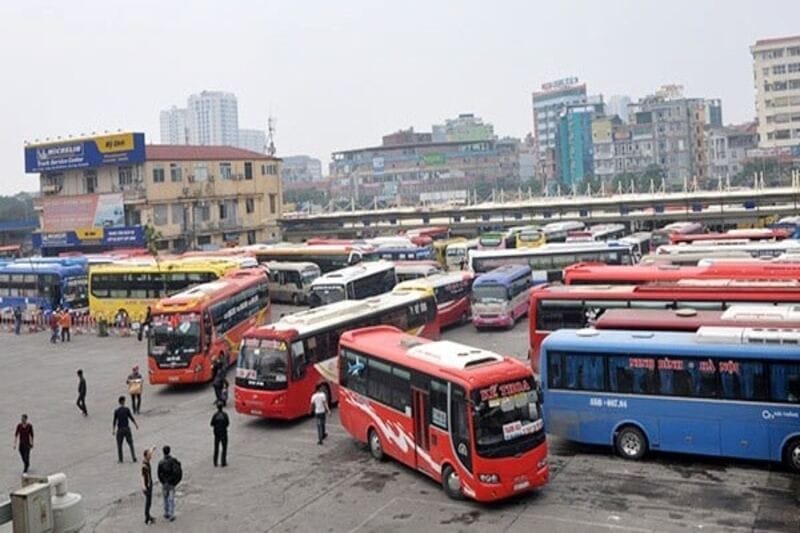 Một chiếc xe bus đang di chuyển trong thành phố