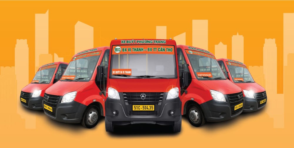 Một chiếc xe buýt hiện đại của Phương Trang đang đón khách tại Bến xe Vị Thanh