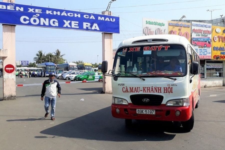 Một chiếc xe buýt hiện đại đang di chuyển trên đường phố Cà Mau