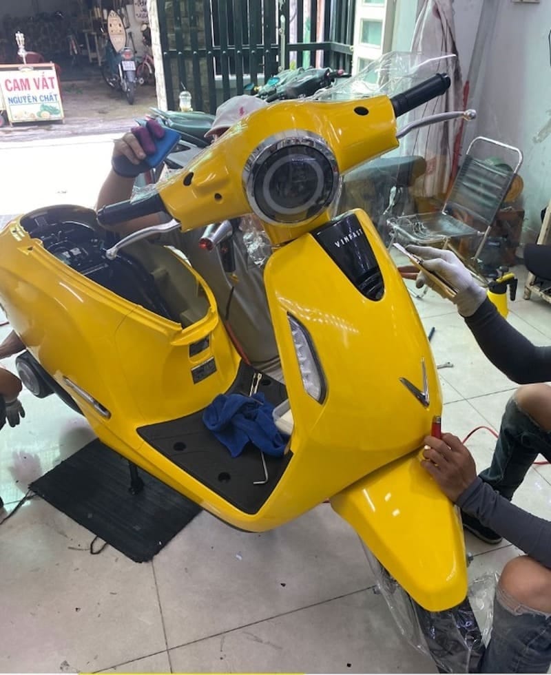 Một chiếc xe con màu đen bóng bẩy được chăm sóc cẩn thận, giữ gìn vẻ đẹp sang trọng