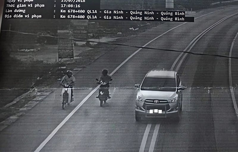 Một chiếc xe đang vi phạm lỗi đè vạch phạt bao nhiêu tiền khi lấn sang vạch liền trắng