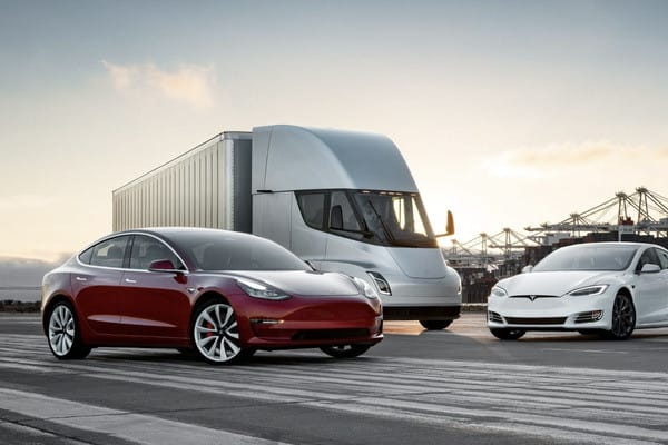 Một chiếc xe điện Tesla màu đỏ đang chạy trên đường, thể hiện hiệu suất và thiết kế hiện đại mà giá Tesla Model S mang lại