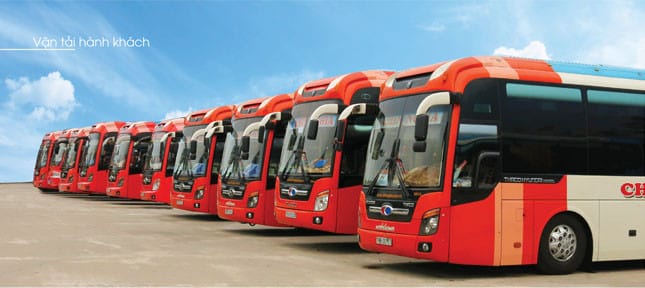 Một chiếc xe khách của Chín Nghĩa đang di chuyển trên đường, đại diện cho dịch vụ vận tải hành khách