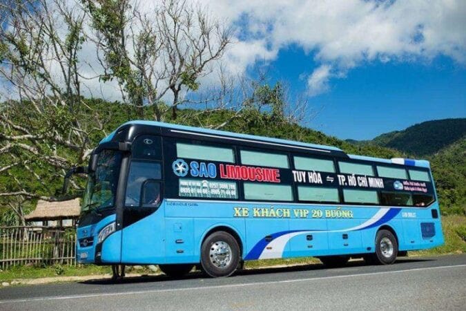 Một chiếc xe khách hiện đại đang đậu tại bến xe liên tỉnh Phú Yên, chuẩn bị khởi hành
