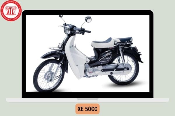 Một chiếc xe máy 50cc màu đỏ đang di chuyển trên đường phố, minh họa cho việc điều khiển xe gắn máy mà không cần bằng lái theo quy định pháp luật.
