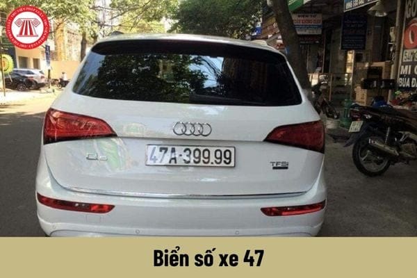 Một chiếc xe ô tô mang biển số 47, đại diện cho tỉnh Đắk Lắk, trên nền cảnh nông thôn.