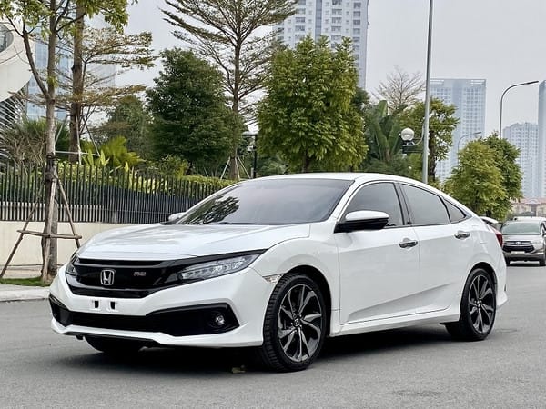 Một chiếc xe sedan màu đỏ đẹp mắt, sẵn sàng cho những chuyến đi khi thuê xe tự lái quận 7