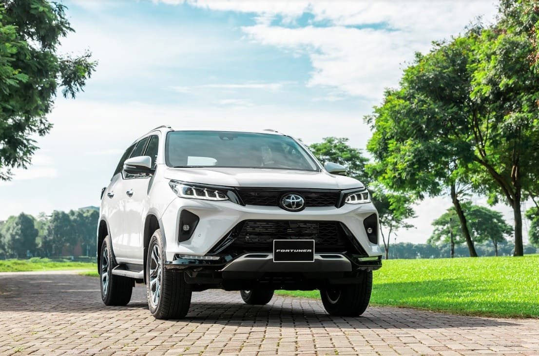 Một chiếc xe SUV màu đỏ mạnh mẽ đang di chuyển trên đường