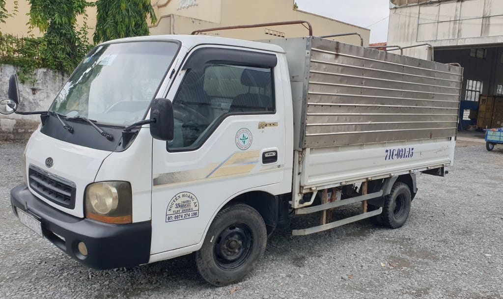Một chiếc xe tải dưới 1 tấn đã qua sử dụng Kia K2700 màu xanh