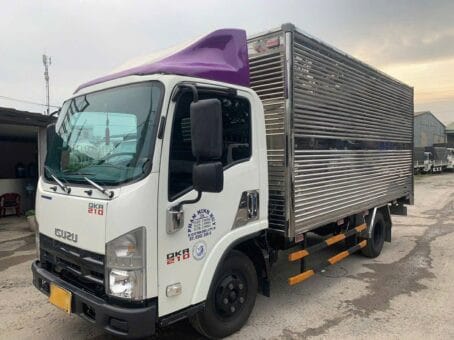 Một chiếc xe tải Isuzu cũ đang hoạt động ở Cần Thơ, thể hiện sự ổn định và hiệu quả kinh tế.