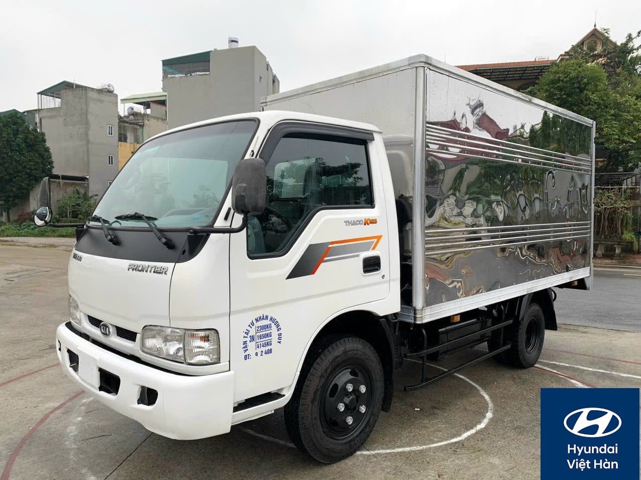 Một chiếc xe tải Kia K165 cũ đời 2017 với thùng kín, thể hiện tình trạng nguyên bản còn tốt
