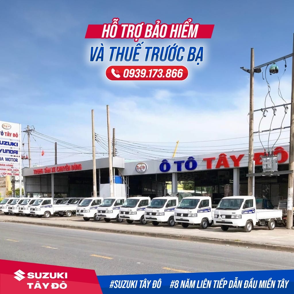 Một chiếc xe tải Suzuki nhỏ gọn đang đi trên đường, minh họa lợi ích của xe tải nhỏ trong vận chuyển hàng hóa đô thị.