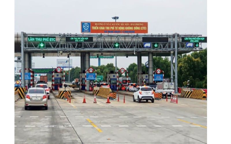 Một chiếc xe tải van đang di chuyển trên đường cao tốc, minh họa cho việc sử dụng đường bộ và nghĩa vụ đóng phí.