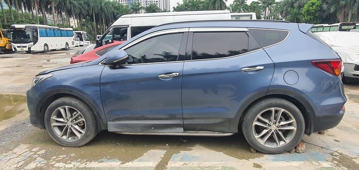 Một chiếc xe thể thao đa dụng màu đỏ, một trong số nhiều mẫu xe thanh lý ngân hàng được đấu giá