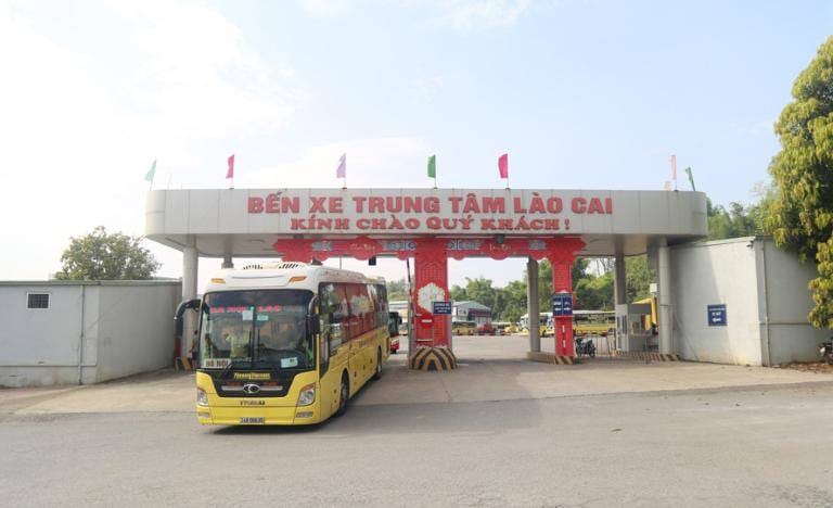 Một đoàn xe khách hiện đại tại bến xe trung tâm Lào Cai chuẩn bị khởi hành