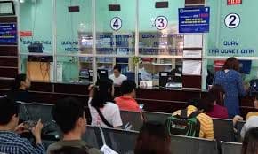 Một đồng hồ chỉ thời gian đang chạy, gợi ý về sự chờ đợi trong quá trình tra cứu thông tin.