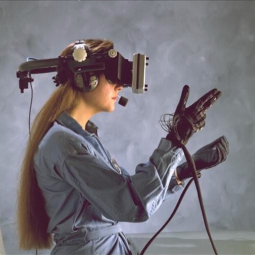Một game thủ đang chơi game thực tế ảo VR nhập vai đầy kịch tính