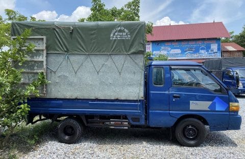 Một góc khác của chiếc xe tải Hyundai 1 tấn đời 2003, cho thấy tình trạng chung của xe cũ.