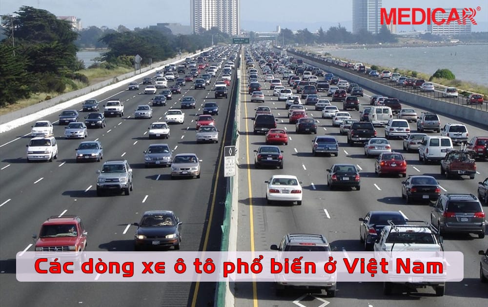 Một góc phố đông đúc với nhiều ô tô di chuyển, thể hiện sự đa dạng của các dòng xe ô tô phổ biến ở Việt Nam