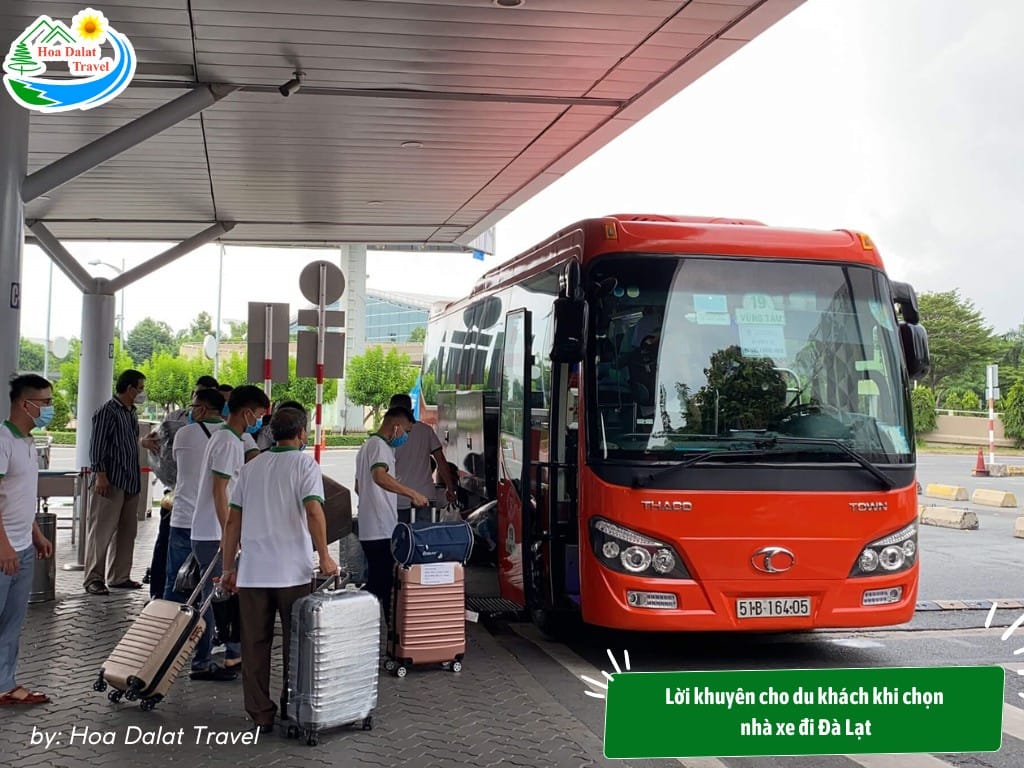 Một hành khách đang chuẩn bị lên xe Phương Trang đi Đà Lạt
