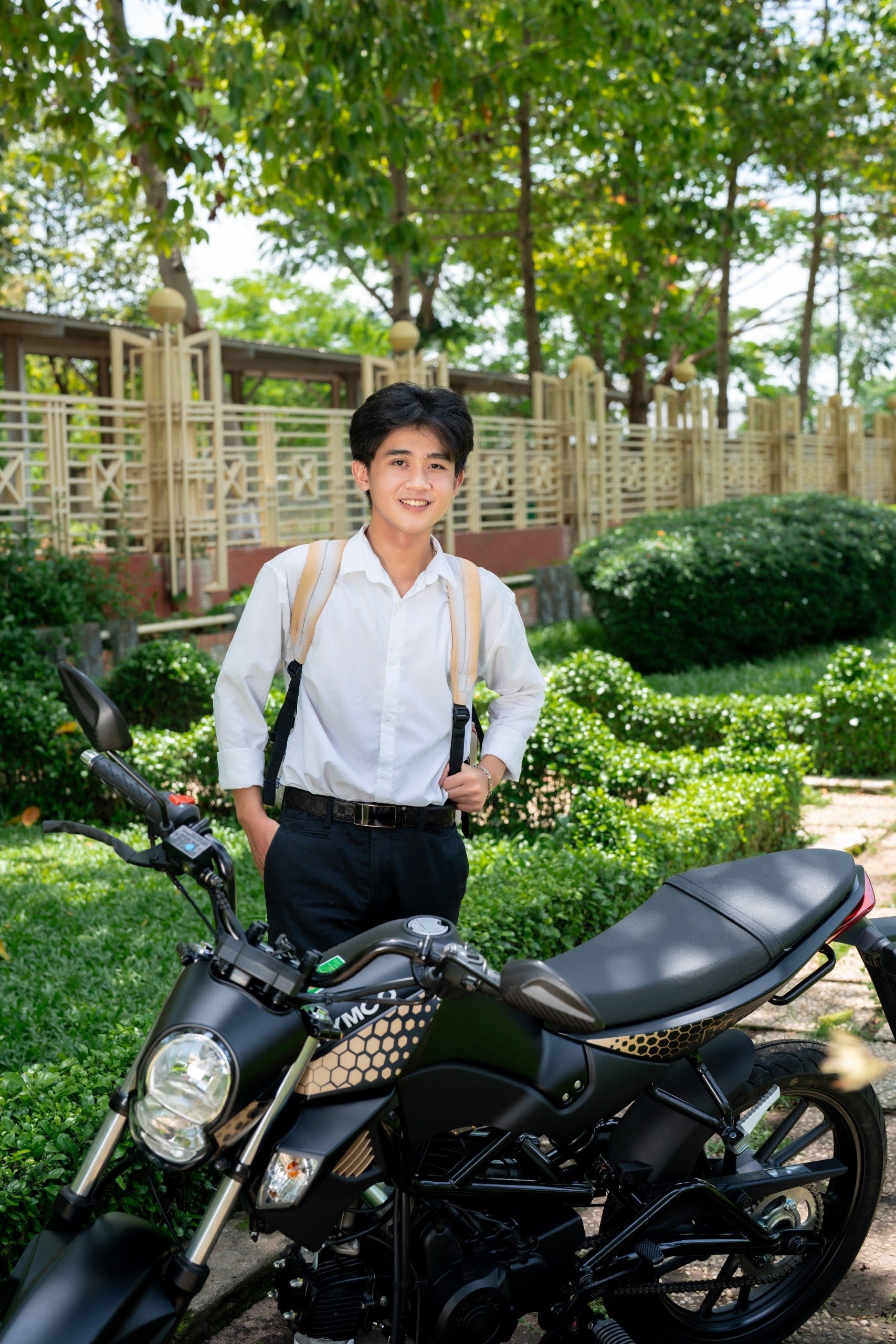 Một học sinh điều khiển xe máy số 50cc Kymco trên đường phố, thể hiện việc tuân thủ quy định khi đi xe 50cc có cần bằng không.