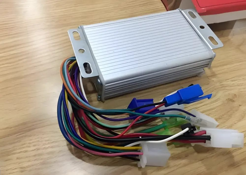 Một kỹ thuật viên đang kiểm tra hoặc thay thế bộ điều khiển (IC) của xe đạp điện.