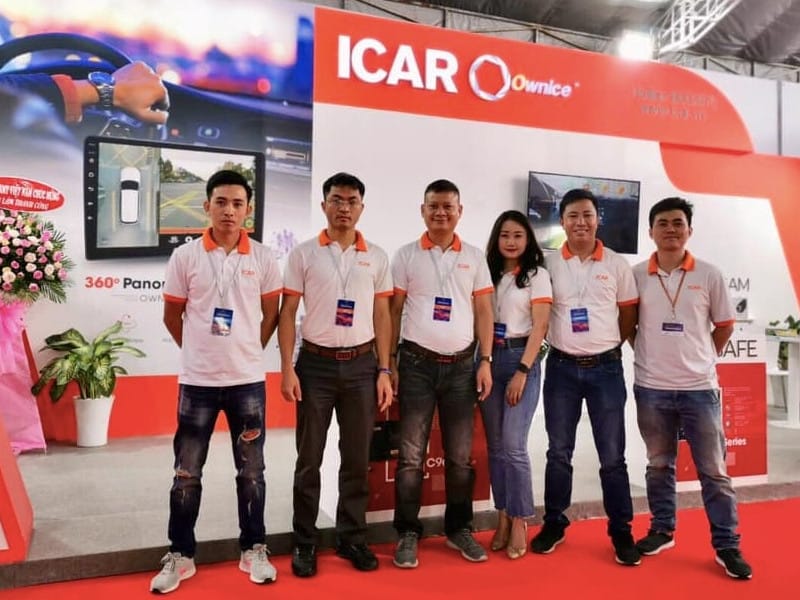Một kỹ thuật viên đang kiểm tra màn hình ô tô hiển thị CarPlay không dây