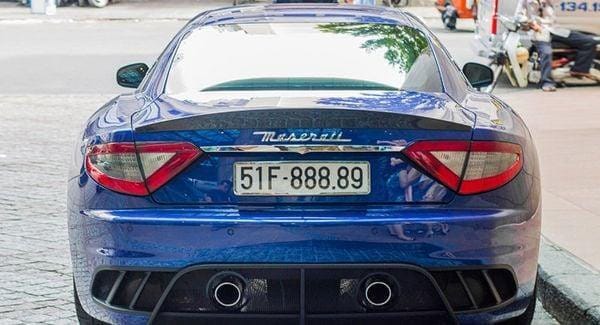 Một người đàn ông đang xem biển số xe đẹp xấu trên điện thoại, hy vọng mang lại may mắn và tài lộc cho chiếc xe của mình.