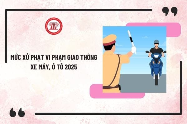 Một người đi xe máy đang bị cảnh sát giao thông dừng lại để kiểm tra giấy tờ và xử lý vi phạm trên đường phố