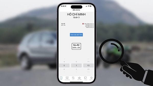 Một người dùng đang thao tác trên điện thoại để tra cứu biển số xe máy online, hiển thị thông tin phương tiện.