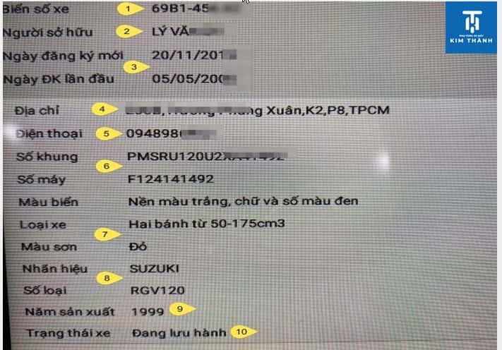 Một người phụ nữ trẻ đang làm việc với máy tính xách tay và điện thoại thông minh, thể hiện sự tiện lợi của dịch vụ trực tuyến.
