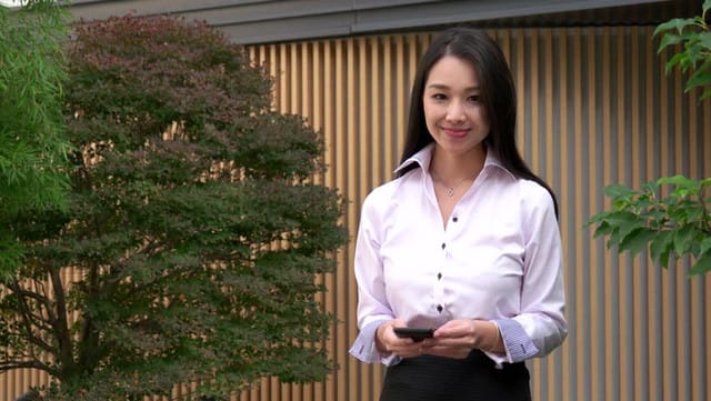 Một người phụ nữ tự tin trình bày ý tưởng, thể hiện sự năng động và chuyên nghiệp của người sinh năm 1981 tuổi gì trong công việc, đồng thời cũng phù hợp với hình ảnh sử dụng xe để di chuyển và làm việc