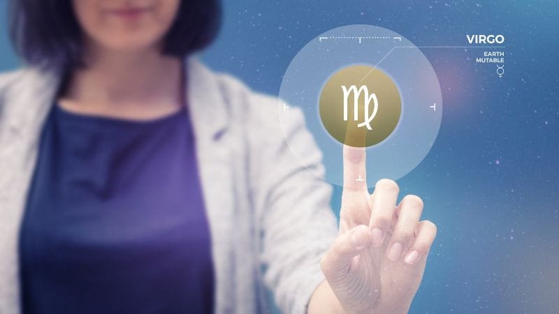 Một người phụ nữ Xử Nữ đang làm việc tỉ mỉ, biểu thị tính cách cầu toàn và tập trung vào chi tiết