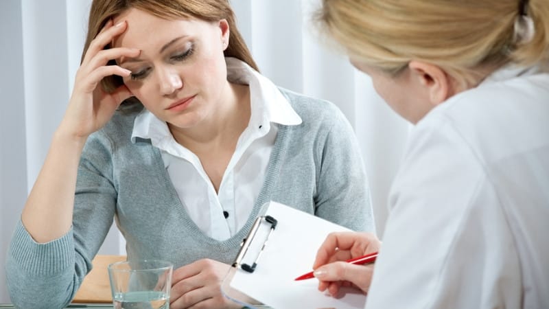 Một nhà tâm lý học đang trò chuyện với bệnh nhân, minh họa sự phù hợp của Cự Giải với công việc này, lý tưởng cho cung hoàng đạo tháng 6